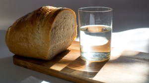 Pão de break e copo de água