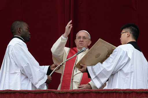 Pope Francis (C) gives his traditional Christmas &#8220;Urbi et Orbi&#8221; blessing &#8211; en