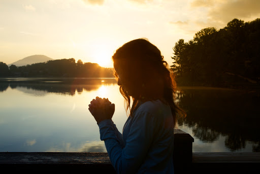 Woman In Prayer &#8211; en