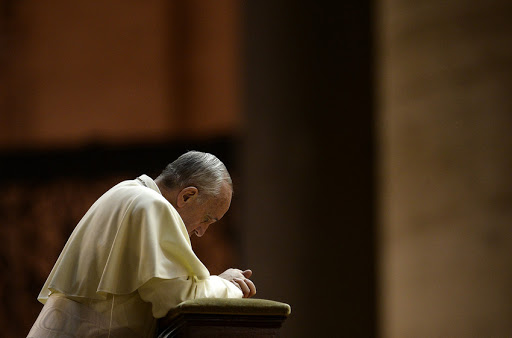 Pope Francis praying &#8211; en