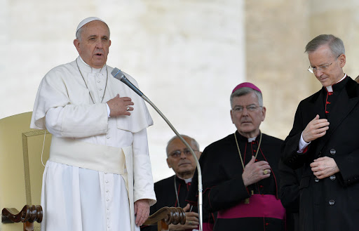 Pope Francis makes the sign of the cross in St Peter&#8217;s square at the Vatican, on April 23, 2014 &#8211; en