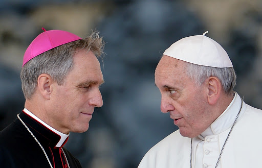 Pope Francis (R) speaks with German archbishop Georg Ganswein &#8211; en