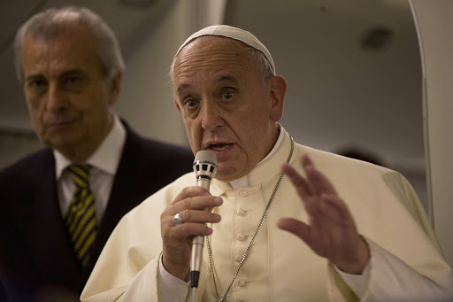 IN FLIGHT : Pope Francis talks to journalists during a press conference &#8211; en