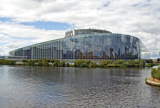 European parliament (in front of the water) &#8211; en