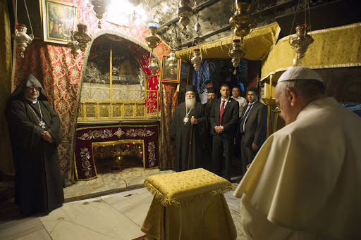 Pope Francis praying at the Grotto in the Church of the Nativity &#8211; en