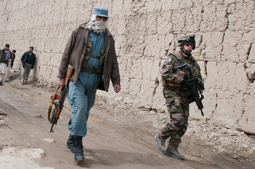 Afghanistan : An Afghan policeman and French military policeman from joint force patrol &#8211; en