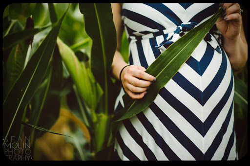 WEB Pregnant woman striped dress leaves 001