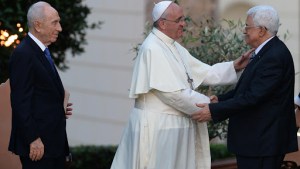 Pope Francis (C) shakes hands with Palestinian leader Mahmud Abbas (R) as Israeli President Shimon Peres – en