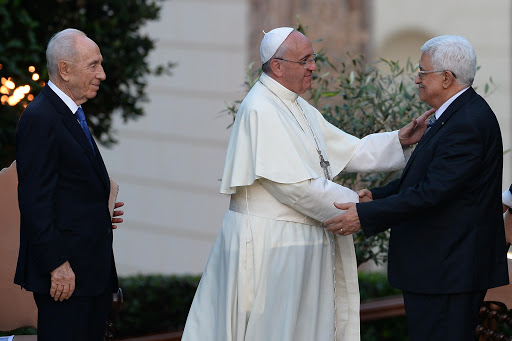 Pope Francis (C) shakes hands with Palestinian leader Mahmud Abbas (R) as Israeli President Shimon Peres &#8211; en