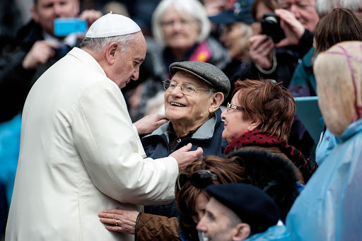 Pope Francis blesses an elderly couple - en
