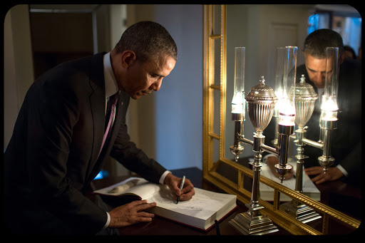 WEB Obama Signing Book Pete Souza
