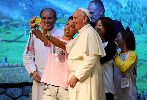 Pope takes selfie in Korea