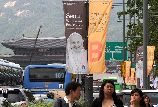 Banner welcomes pope to Korea