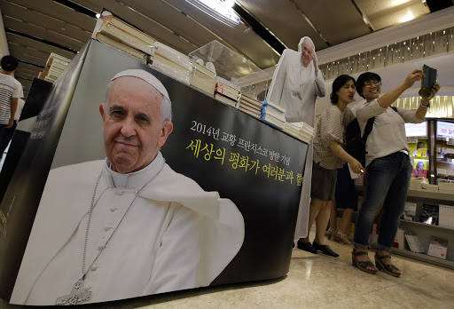Koreans take selfies with Francis cutout