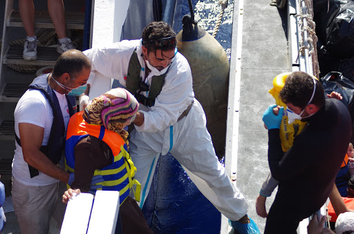 Transferring a migrant on the Migrant Offshore Aid Station