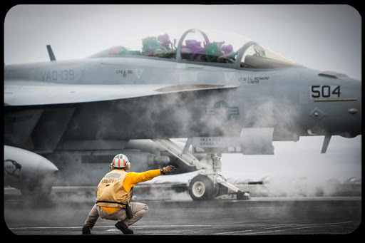 WEB-Flight-Deck-F16-US-Navy-Photo