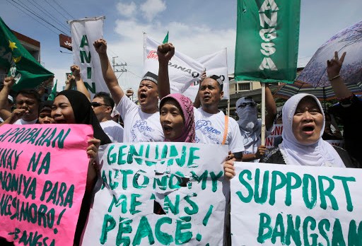 Filipino Muslims shout slogans