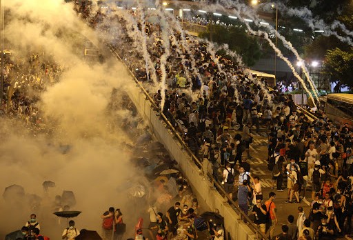 CHINA, HONG KONG : Police fire tear gas upon pro-democracy demonstrators &#8211; en