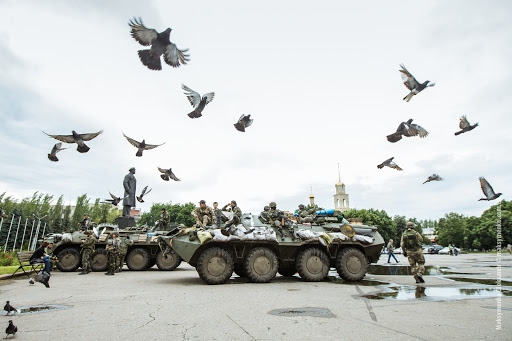Ukrainian soldiers with tanks