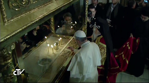 Pope and Patriarch light candles in St. George