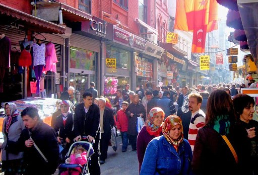 Crowds in Istanbul market