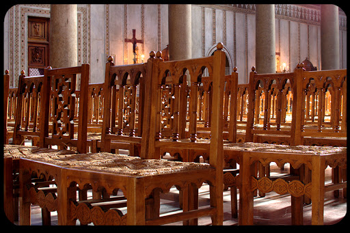 WEB-Empty-Pews-Chairs-Church-Procsilas-Moscas-CC