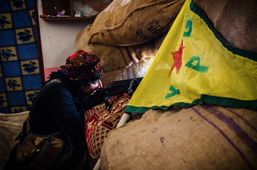 Female fighter of the Syrian Kurdish People&#8217;s Protection Units with the Kurdish flag &#8211; en