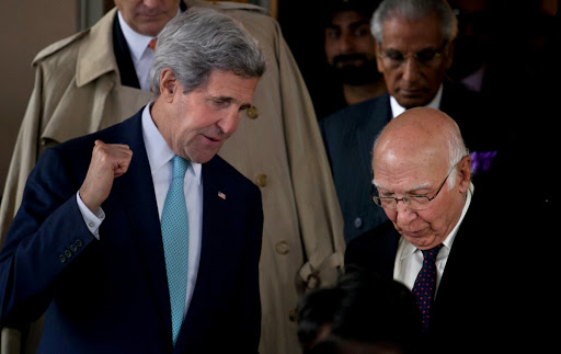 John Kerry with Pakistan official