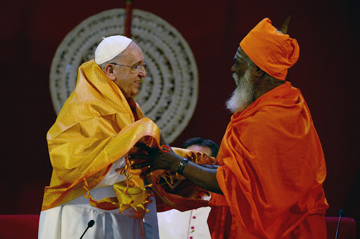 Pope Francis with the Hindu priest Kurukkal SivaSri T Mahadeva &#8211; AFP &#8211; en