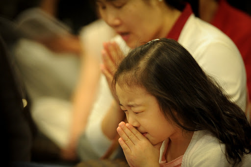 niña china y su madre rezando &#8211; en
