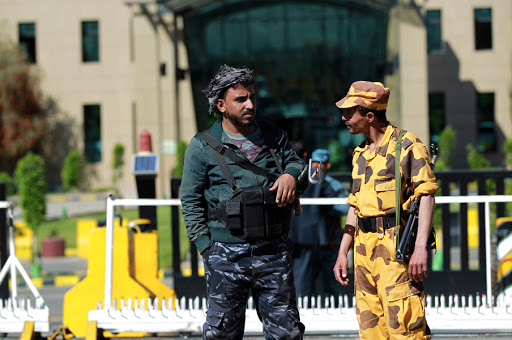 YEMEN : Yemeni security guards stand outside a hotel in Sanaa &#8211; en