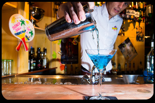 WEB-Bartender-Blue-Drink-Nathan-Meijer-CC