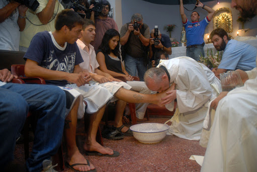 pope francis washing feet &#8211; en
