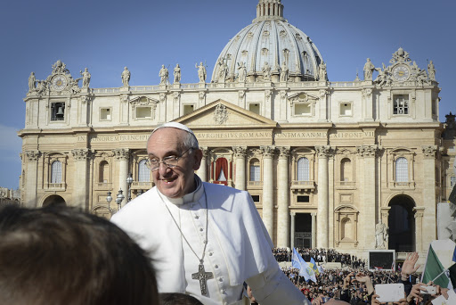 pope francis greeting crowd &#8211; en