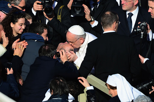 pope francis kissing person with disability &#8211; en