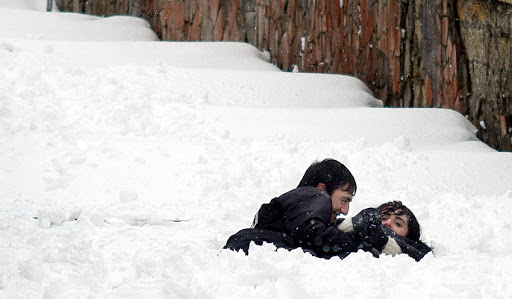 young couple in snow &#8211; en