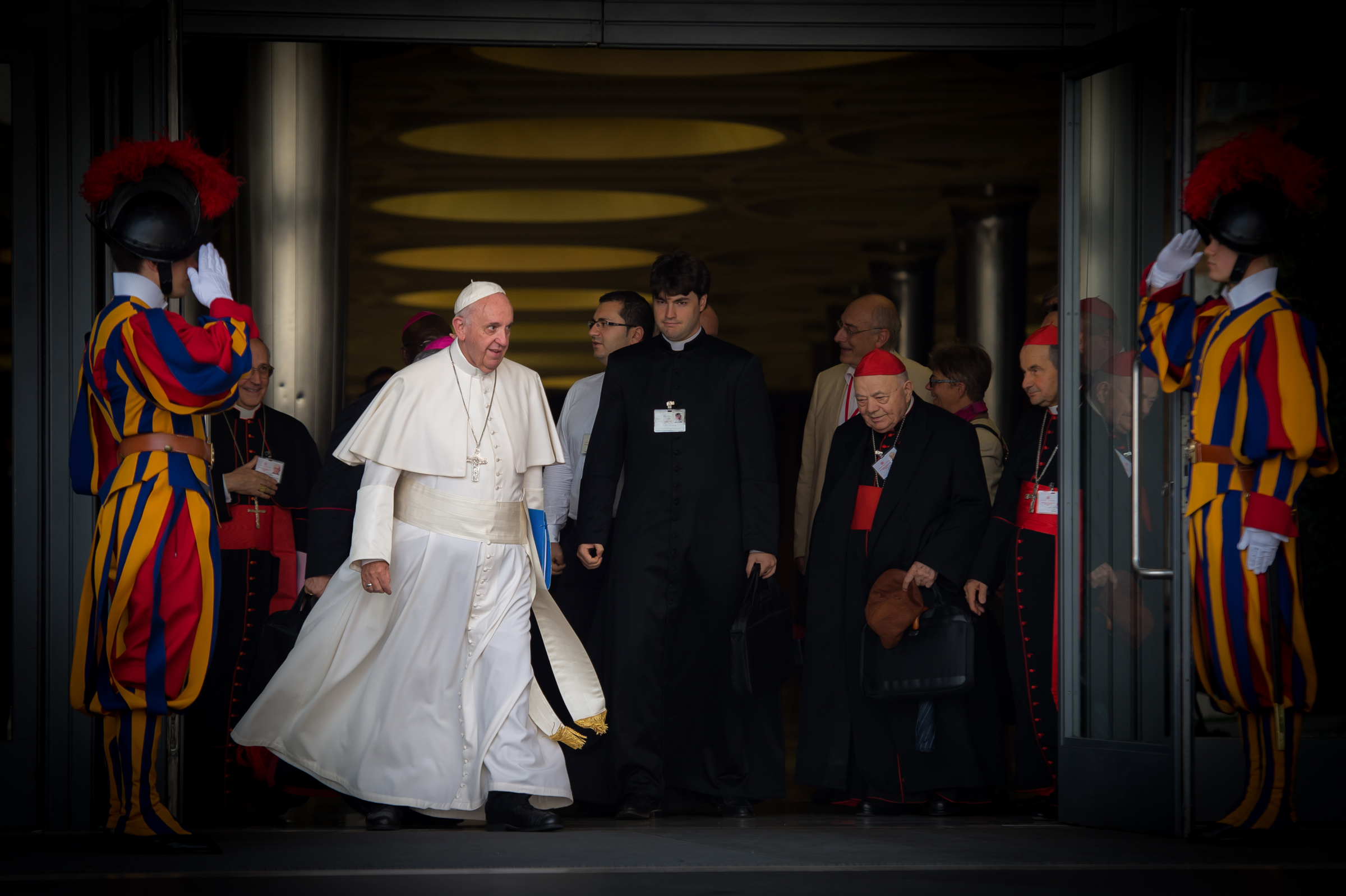 WEB-POPE-FRANCIS-GUARD-WALKING-Marcin-Mazur-UK-Catholic-CC
