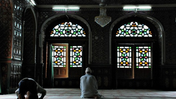 Muslims_praying_in_mosque_in_Srinagar,_Kashmir-1