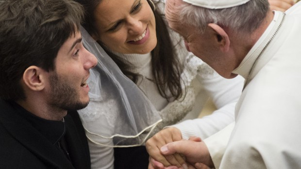 Pope Francis greets newly married couple &#8211; newly-weds