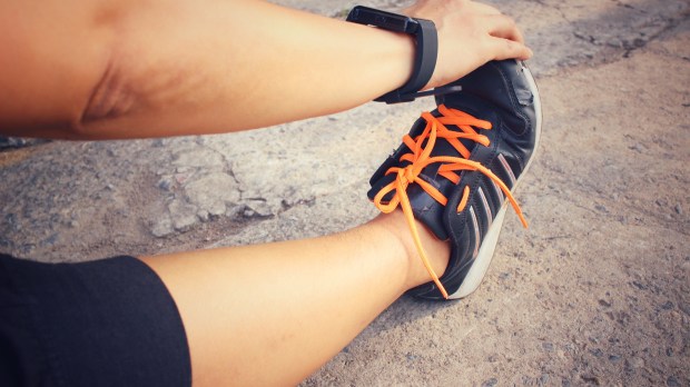 WEB-WOMAN-STRETCH-EXERCISE-SHOE-Successo-Images-Shutterstock_285975029