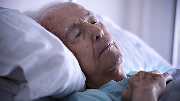 WEB-OLD-MAN-SLEEPING-HOSPITAL-Fresnel-Shutterstock_255216898