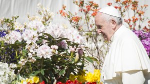 Topshots – Pope Francis walks past flowers – March 30, 2016
