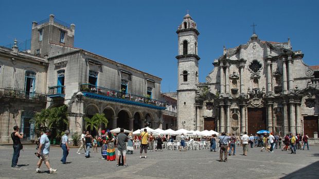 Plaza_de_la_Catedral_of_Havana_(Jan_2014)