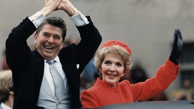 The_Reagans_waving_from_the_limousine_during_the_Inaugural_Parade_1981