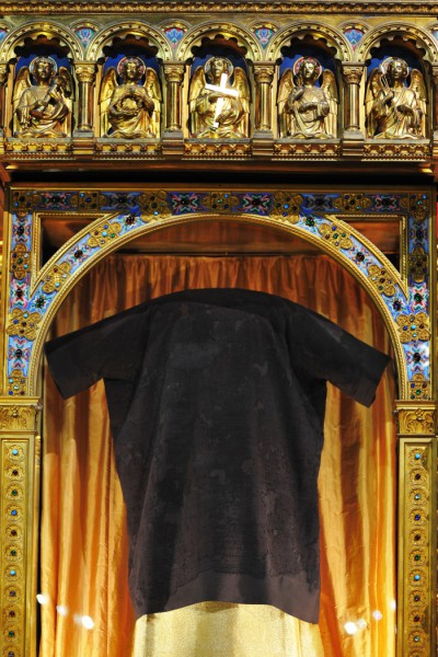 25 mars 2016: La sainte Tunique du Christ dans son reliquaire vitrine en la basilique Saint Denys d'Argenteuil. Argenteuil, 95. France. © Marc-Antoine Mouterde