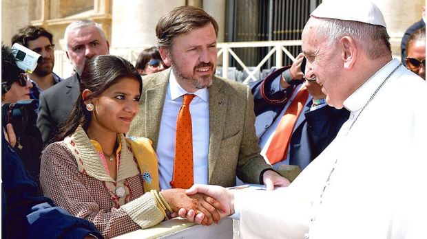 Pope Francis greets family of Asia Bibi HazteOir.org cc