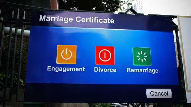 WEB-MARRIAGE-SIGN-WINDOWS-Oriol-Salvador-CC
