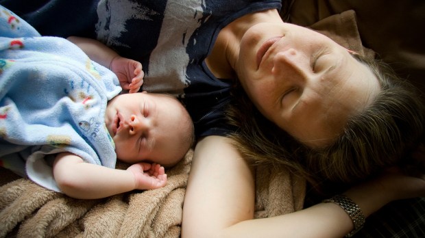 WEB-MOTHER-BABY-INFANT-NEWBORN-SLEEP-Devon-DEwart-CC