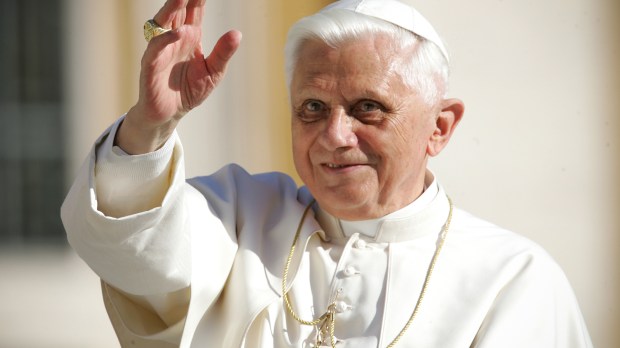 WEB-POPE-BENEDICT-XVI-WAVING-Giulio-Napolitano-Shutterstock