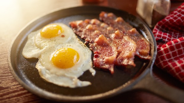 WEB-BACON-AND-EGGS-Joshua-Resnick-Shutterstock_303028712